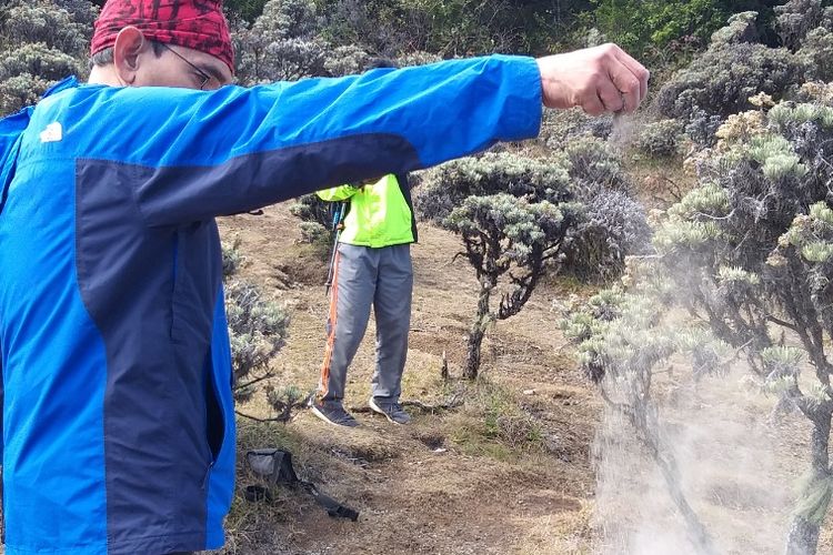 Agam Napitupulu, anggota senior Mapala UI, menaburkan abu jenazah Aristides Katoppo di Lembah Mandawangi, Pangrango, 3002 meter di atas permukaan laut.   Sesuai wasiatnya, di Lembah Mandalawangi, Pangrango, itulah abu jenazahnya sudah tuntas ditaburkan oleh rekan-rekannya, yakni para pendaki dan pencinta alam Mapala UI, Wanadri, Yepe (Young Pioneers) dan Aranyacala Trisakti.