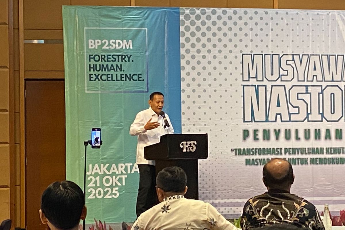 Wakil Menteri Kehutanan, Rohmat Marzuki, menjelaskan soal penyuluhan kehutanan, di Jakarta Barat, Selasa (21/10/2025). 