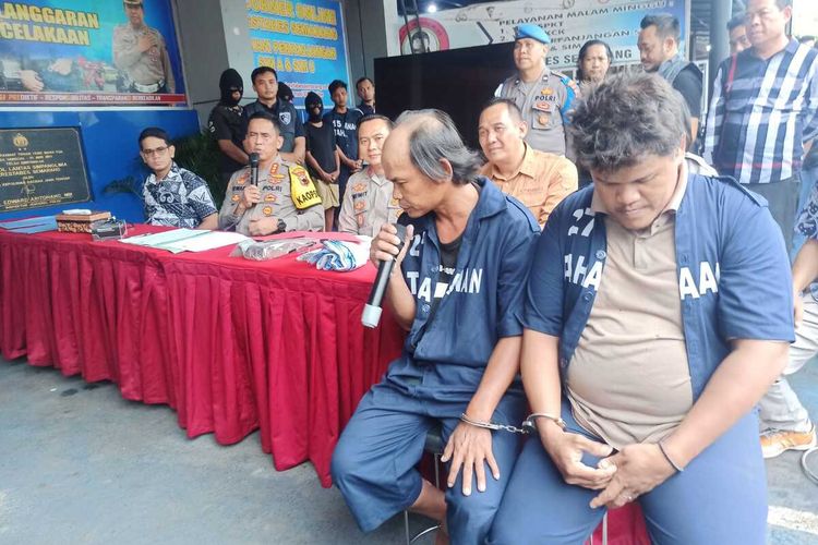 Dua orang pelaku pencurian penutup selokan besi milik Pemkot Semarang kini telah dibekuk polisi, Jumat (19/1/2024).