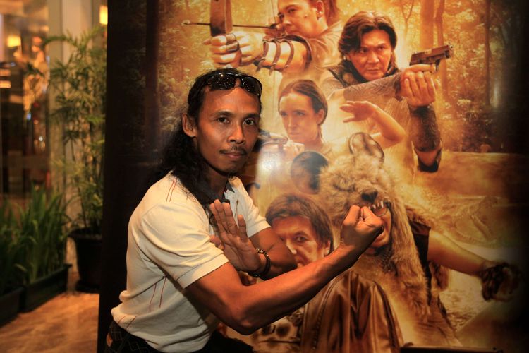 Yayan Ruhian berpose saat peluncuran trailer film Comic 8: Casino Kings di Kemang Village XXI, Jakarta, Rabu (15/4/2015). Film garapan sutradara Anggy Umbara tersebut dibintangi oleh stand-up comedian antara lain Ernest Prakasa, Kemal Palevi, Babe Cabita, Bintang Timur, dan Mongol Stres yang menyamar menjadi agen rahasia. KOMPAS IMAGES/KRISTIANTO PURNOMO