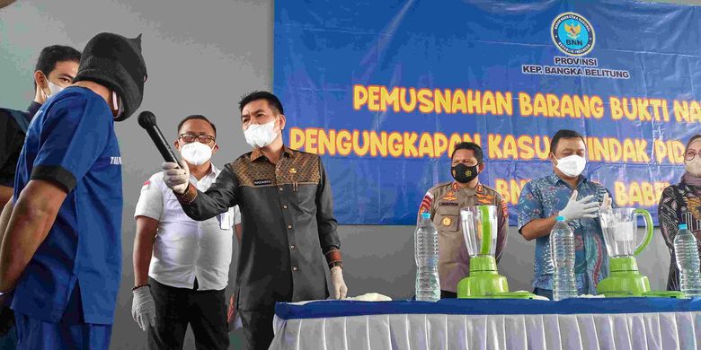 Tersangka pengedar sabu saat proses pemusnahan barang bukti di BNNP Bangka Belitung, Jumat (6/8/2021).