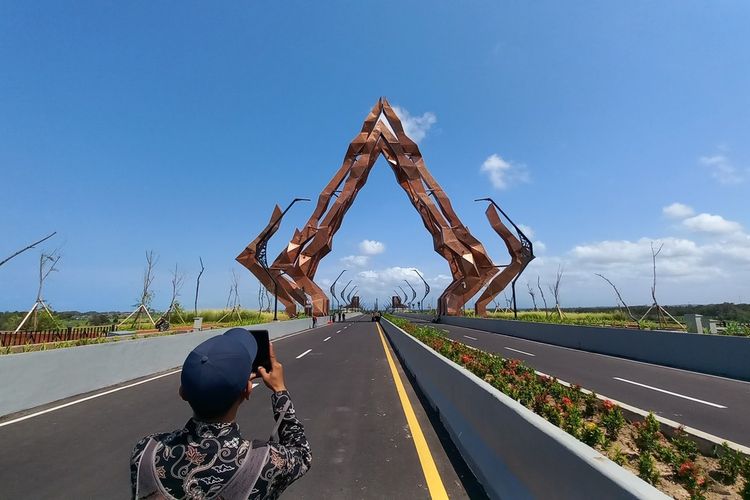 Gubernur DIY dan Menko Infrastruktur AHY saat tinjau Jembatan Pandansimo, Bantul, DIY, Kamis (9/10/2025)