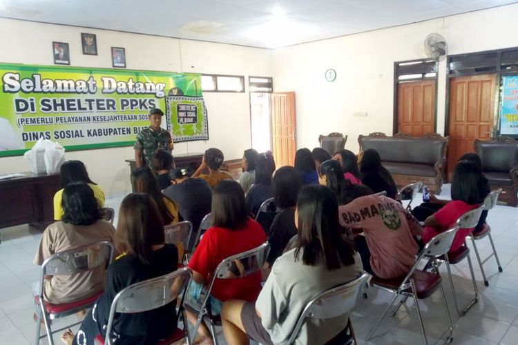 Sebagian dari 26 perempuan korban TPPO mengikuti sesi pemberian motivasi oleh seorang Babinsa TNI di ruang pertemuan shelter PPKS milik Dinas Sosial Kabupaten Blitar, Rabu (24/7/2024)