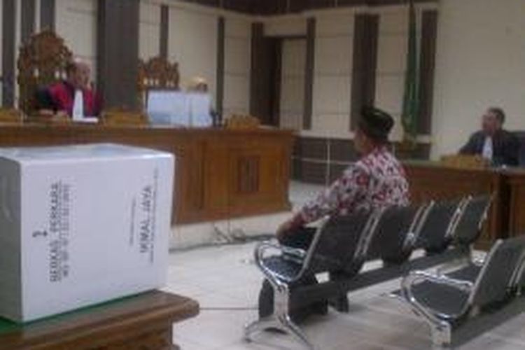 Mantan Wali Kota Tegal, Jawa Tengah, Ikmal Jaya disidang di Pengadilan Tipikor Semarang, Kamis (30/4/2015). Dia didakwa merugikan negara Rp 23,4 Miliar dalam perkara tukar guling tanah milik Pemkot Tegal.