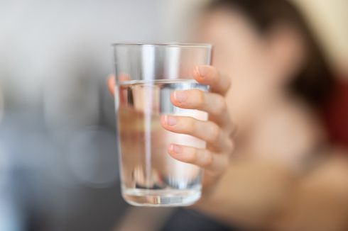 Kenapa Minum Segelas Air Putih Setelah Bangun Tidur Penting? 