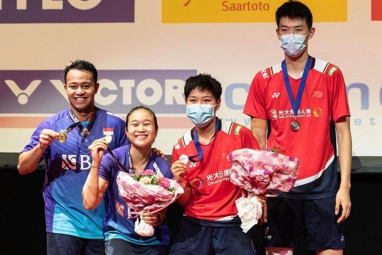 Pasangan ganda campuran Indonesia Rehan Naufal Kusharjanto/Lisa Ayu Kusumawati berpose dengan medali di podium usai menjuarai Hylo Open 2022. Rehan/Lisa juara Hylo Open 2022 usai menang 21-17, 21-15, atas Feng Yan Zhe/Huang Dong Ping (China) pada laga final di Saarlandhalle, Saarbrucken, Jerman, pada Minggu (6/11/2022)