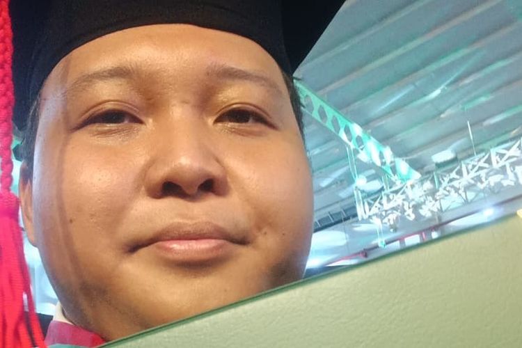 Anggito, 7 tahun berjuang tuntaskan S1 di UNJ. Ia berjuang dengan banyak tantangan. Termasuk ekonomi, di mana ia membiayai kuliah sendiri dengan jadi kurir Shopefood dan PKWT UNJ.