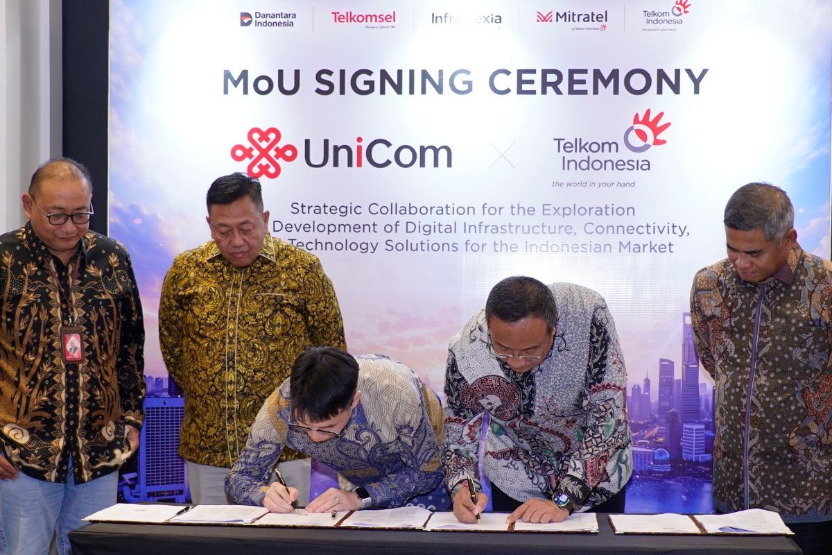 Prosesi penandatanganan Nota Kesepahaman (MoU) antara TelkomGroup dan China Unicom di Jakarta, Senin (21/9/2026), serta disaksikan oleh jajaran direksi dari Telkomsel, InfraNexia, dan Mitratel.