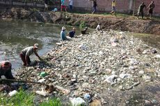 Warga Mojokerto Bersihkan Sungai Ledeng yang Penuh Sampah dan Usus Ayam