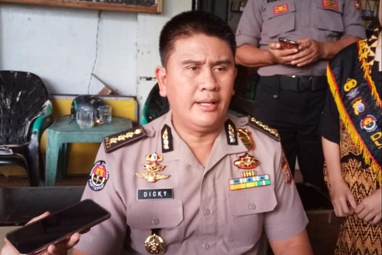 Kabid Humas Polda Sulsel Kombes Pol Dicky Soendani saat diwawancara wartawan terkait kasus dugaan korupsi fee 30 persen di salah satu kafe di Makassar, Selasa (2/7/2019).