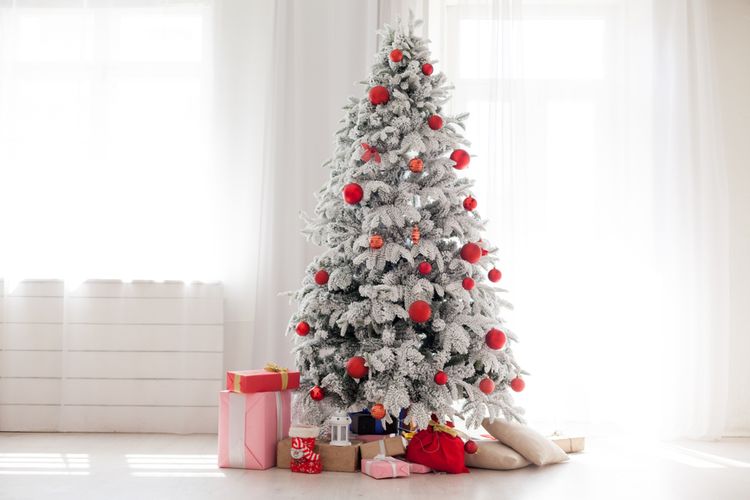 Ilustrasi pohon Natal berwarna putih