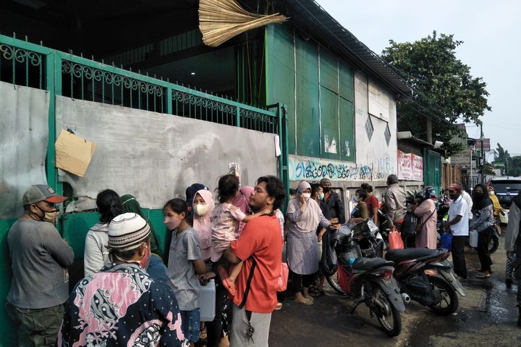 Dijatahkan 5 liter minyak goreng oleh agen, puluhan warga rela mengantre saat membeli minyak goreng curah di salah satu agen di Jalan Kebahagiaan Raya, Depok pada (29/3/2022) sore.