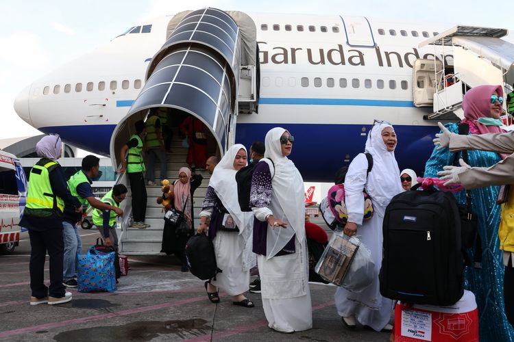 Jamaah haji berjalan menuju bus saat tiba di Bandara Internasional Sultan Hasanuddin, Makassar, Sulawesi Selatan, Minggu (23/6/2024). Sebanyak 449 orang jamaah haji yang tergabung dalam kelompok terbang (kloter) pertama debarkasi Makassar tiba di tanah air setelah melaksanakan ibadah haji 1445 H di Arab Saudi. ANTARA FOTO/Arnas Padda/wpa.