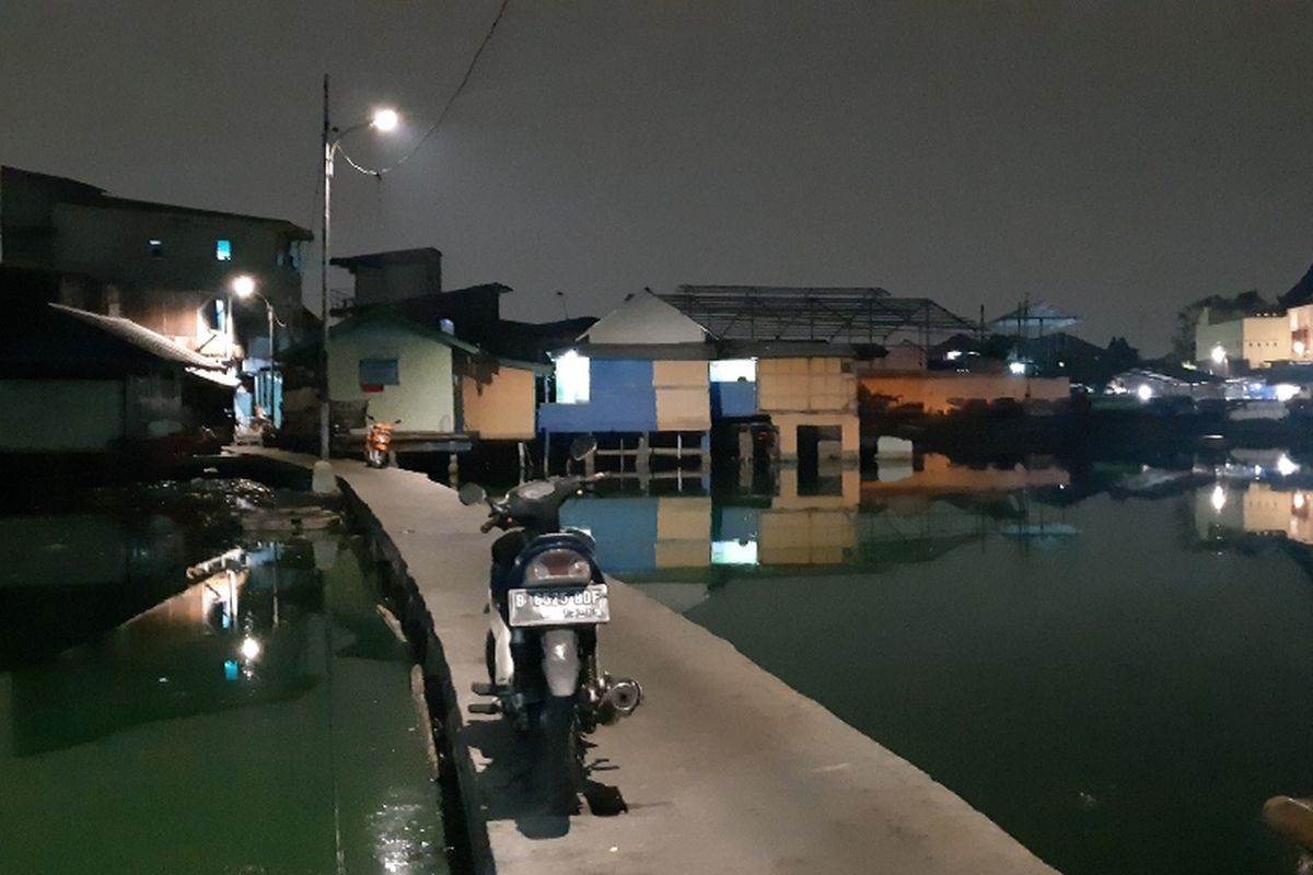 Suasana jembatan beton yang ada di Kampung Apung, Kapuk, Cengkareng, Jakarta Barat 