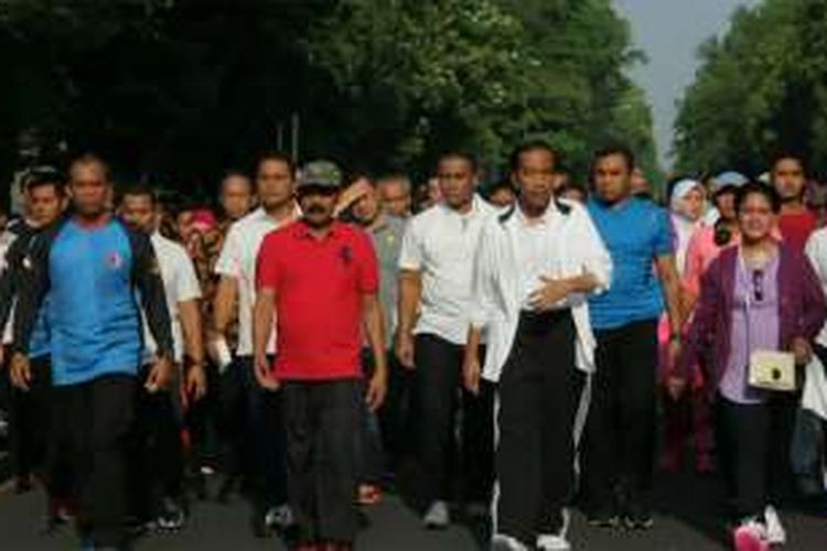 Presiden Joko WIdodo berjalan santai di Car Free Day Jalan Slamet Riyadi, Solo, Minggu (16/10/2016).