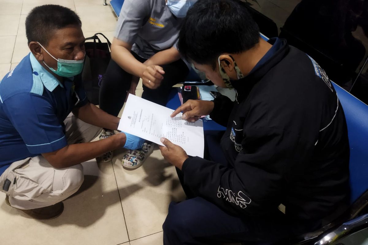 Azwan (kiri) mengetahui bahwa anaknya, Ardi Nur Cahyanto (22), menjadi korban kecelakaan maut di Jalan Alternatif Cibubur atau Transyogi, Bekasi, Jawa Barat, berdasarkan tayangan berita. Foto diambil di RS Polri Kramatjati, Senin (18/7/2022) petang.