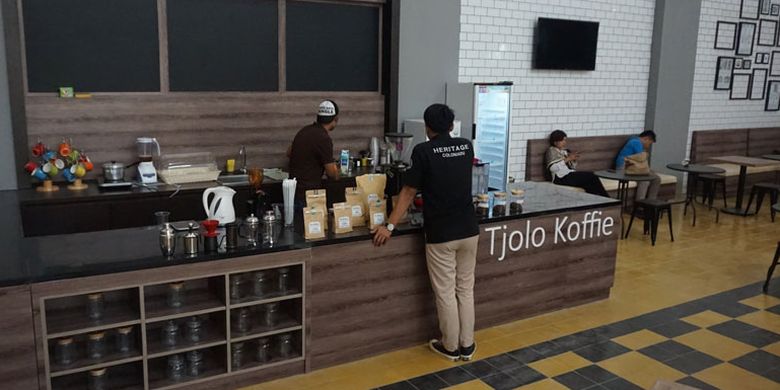 Kafe di Pabrik Gula Colomadu, Karanganyar, Jawa Tengah, Kamis (22/3/2018). Pabrik gula ini direvitalisasi menjadi tempat wisata dan kawasan komersial. Kini namanya berubah menjadi De Tjolomadoe.
