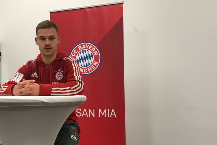 Joshua Kimmich melakukan wawancara eksklusif dengan sejumlah media dalam Bundesliga Media Visit seusai laga Bayern Muenchen vs Hertha Berlin di Stadion Allianz Arena, 23 Februari 2019. 