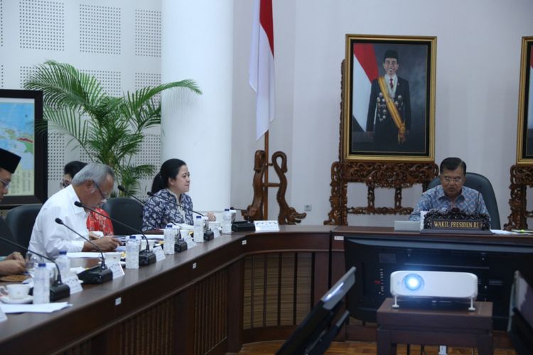 Menko PMK Puan Maharani menghadiri rapat penanggulangan bencana NTB dan Sulawesi Tengah, Rabu (12/12/2018). Rapat tersebut dipimpin Wakil Presiden Jusuf Kalla.