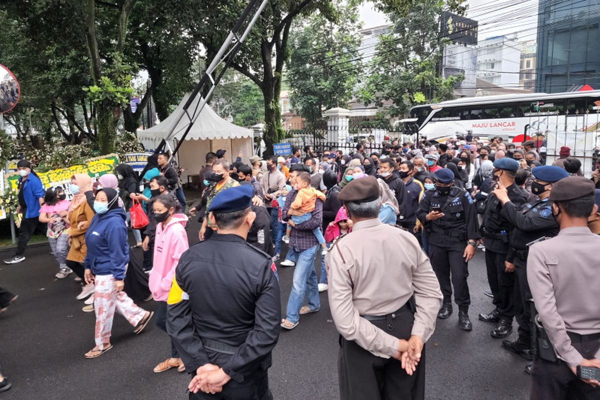 Ribuan warga saat mendatangi kediaman Gubernur Jawa Barat Ridwan di Gedung Pakuan, Kota Bandung, Minggu (12/6/2022).