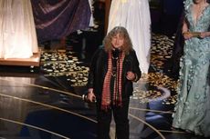 Kenakan Kostum Khas Cruella, Jenny Beavan Raih Best Costume Design Oscar 2022