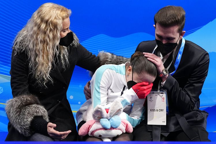 Kamila Valieva, dari Komite Olimpiade Rusia, bereaksi setelah berkompetisi dalam program skate bebas putri selama kompetisi figure skating di Olimpiade Musim Dingin 2022, Kamis, 17 Februari 2022, di Beijing. 