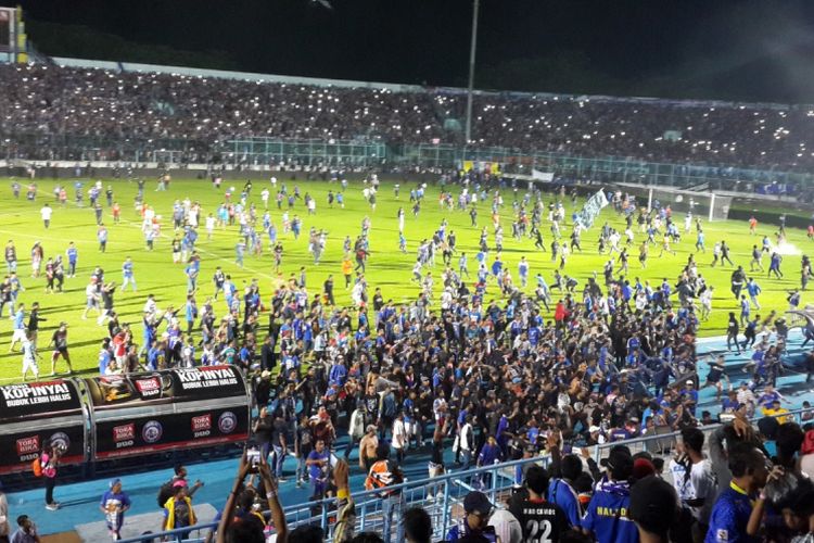 Situasi saat laga Arema FC kontra Persib Bandung ricuh dalam pertandingan lanjutan kompetisi Liga 1 di Stadion Kanjuruhan, Kabupaten Malang, Minggu (15/4/2018) malam.