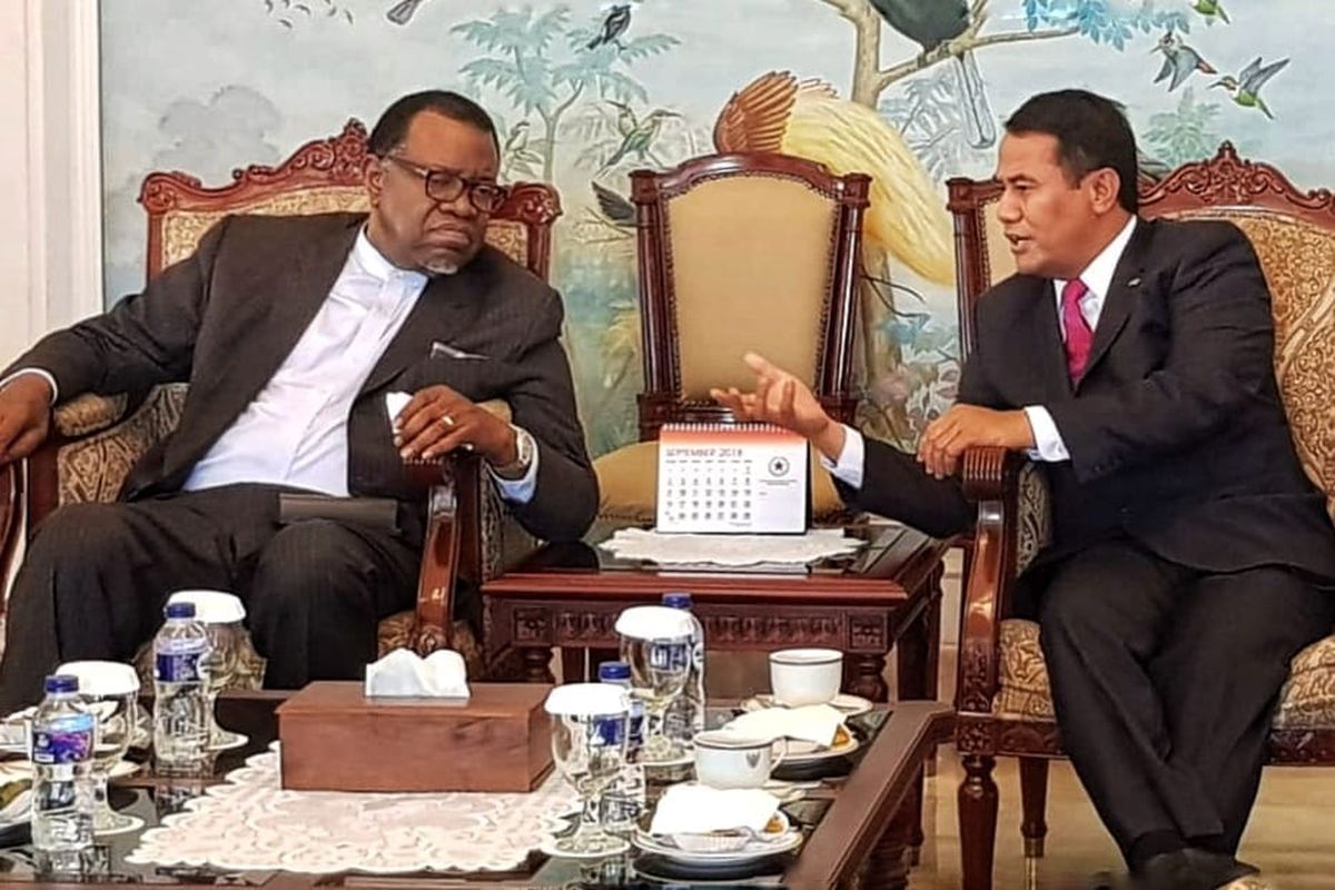 Presiden Namibia Hage Gottfried Geingob membahas kerja sama pertanian dengan Menteri Pertanian Andi Amran Sulaiman di Bandara Halim Perdanakusuma, Sabtu (1/9/2018)