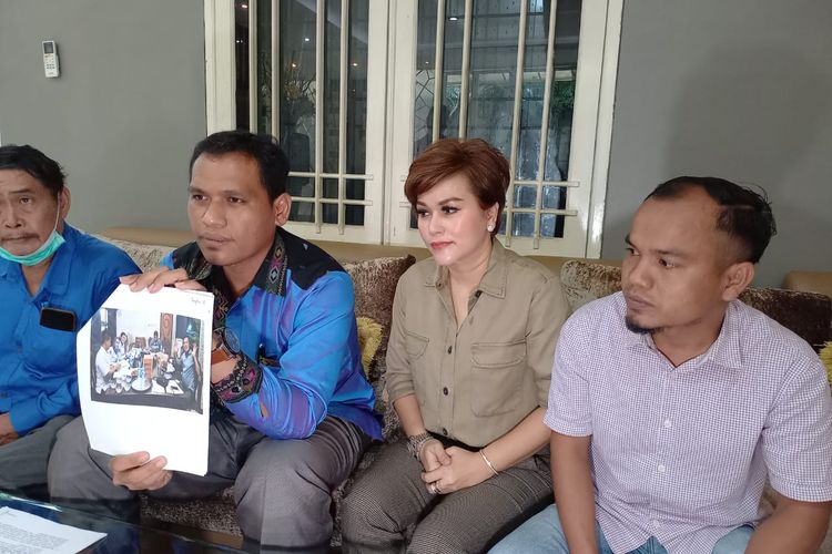 Pengusaha Samarinda, Irma Suryani (tengah) didampingi kuasa hukum saat memberi keterangan pers di Kota Samarinda, Kaltim, Jumat (14/1/2022) 