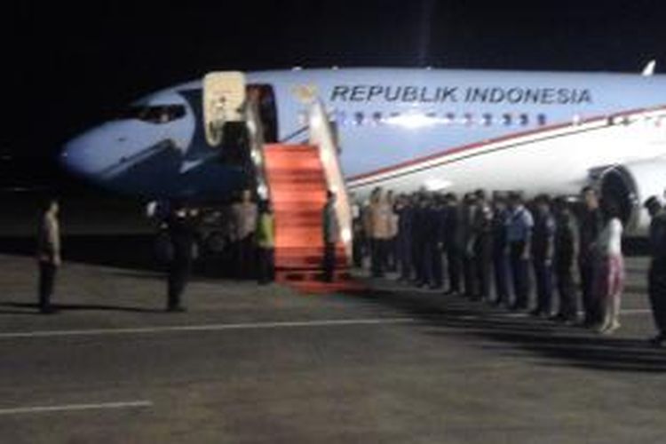 Presiden Joko Widodo beserta rombongan tiba di Bandara Halim Perdana Kusuma, Jakarta Timur, Jumat (12/12/2014).