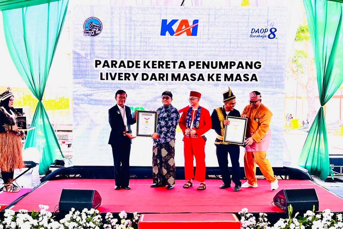 KAI menerima dua rekor MURI melalui Parade Kereta Penumpang Livery dari Masa ke Masa dalam rangka HUT ke-80 di Daop 8 Surabaya.