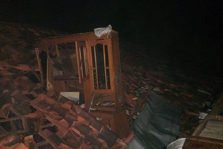 Sejumlah rumah rusak akibat angin puting beliung disertai hujan yang terjadi di Kabupaten Blora, Jumat (22/10/2021)