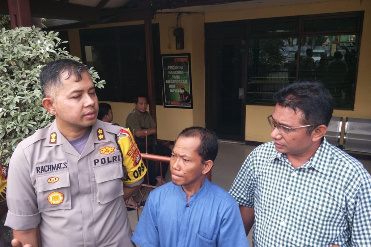 Kapolsek Metro Penjaringan, AKBP Rachmat Sumekar dan Suami dari Ibu yang buang anak memberi keterangan di Mapolsek Metro Jakarta Utara