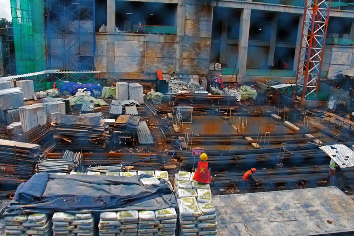 Suasana pengerjaan proyek Light Rail Transit (LRT) di Depo LRT, Kelapa Gading, Jakarta, Kamis (25/01/2018). Rencananya LRT akan mulai beroperasi 13 Agustus 2018, lima hari sebelum pembukaan Asian Games yang dijadwalkan pada 18 Agustus 2018.