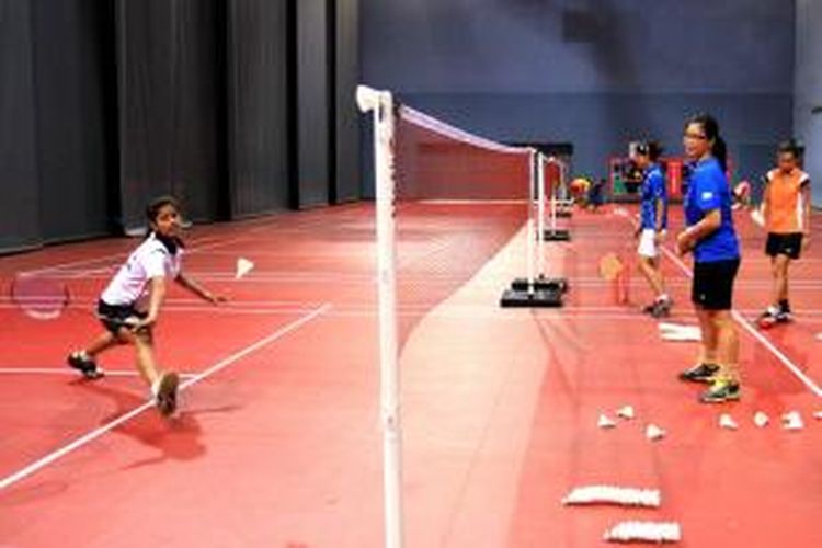 Tim Thomas dan Uber Indonesia memberikan coaching clinic kepada pemain-pemain United Shuttlers Badminton Academy (USBA), di Yamuna Sports Center, New Delhi, Jumat (16/5/2014).