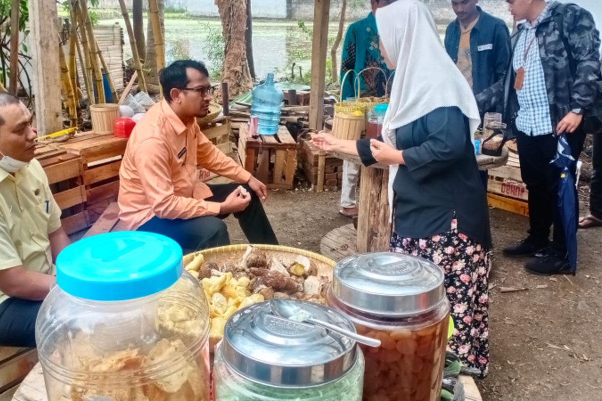 Wakil Bupati Garut mencicipi sejumlah produk pangan lokal yang ada di Pesantren Ath Thoriq sambil menerima penjelasan fungsi dari masing-masing tanaman pangan yang ada, Rabu (21/09/2022)