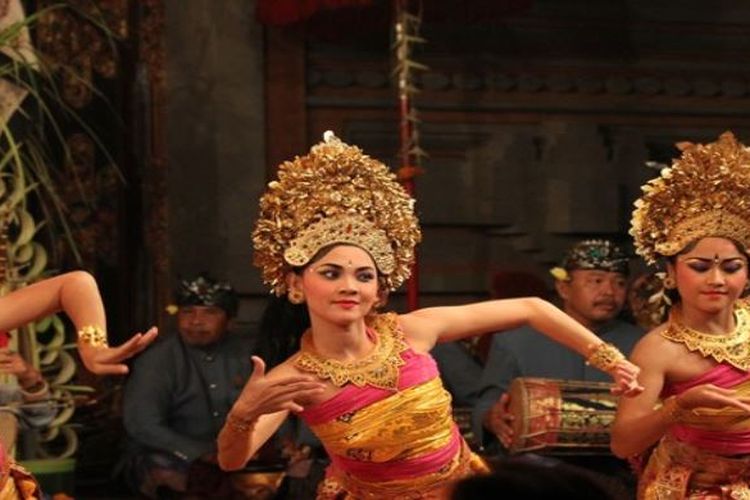 Tari Pendet berasal dari Bali. Tari Pendet adalah tari tradisional kreasi yang sangat terkenal era 1970 an hingga 1980 an