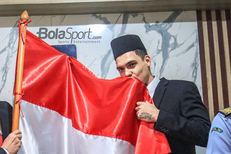Shayne Pattynama mencium bendera Merah Putih seusai mengucap sumpah janji setia pewarganegaraan Republik Indonesia di Kantor Wilayah Kementerian Hukum dan HAM DKI Jakarta pada Selasa (24/1/2023) sore WIB.