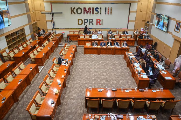Suasana uji kelayakan dan kepatutan atau fit and proper test calon tunggal Hakim Konstitusi Inosentius Samsul di Komisi III DPR, Kompleks Parlemen, Senayan, Jakarta, Rabu (20/8/2025). Uji kelayakan dan kepatutan terhadap calon tunggal hakim konstitusi tersebut untuk menggantikan Hakim Konstitusi Arief Hidayat yang segera memasuki masa pensiun. 
