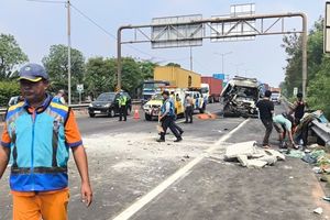 Tabrak Beruntun 6 Kendaraan di Tol JORR Arah Tanjung Priok, Sopir Truk Tewas Terjepit