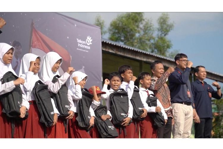 Sejalan dengan komitmen satu tahun perjalanan Danantara, Telkom turut berkontribusi melalui berbagai inisiatif sosial yang berfokus pada penguatan akses pendidikan bagi anak-anak di berbagai wilayah Indonesia. 