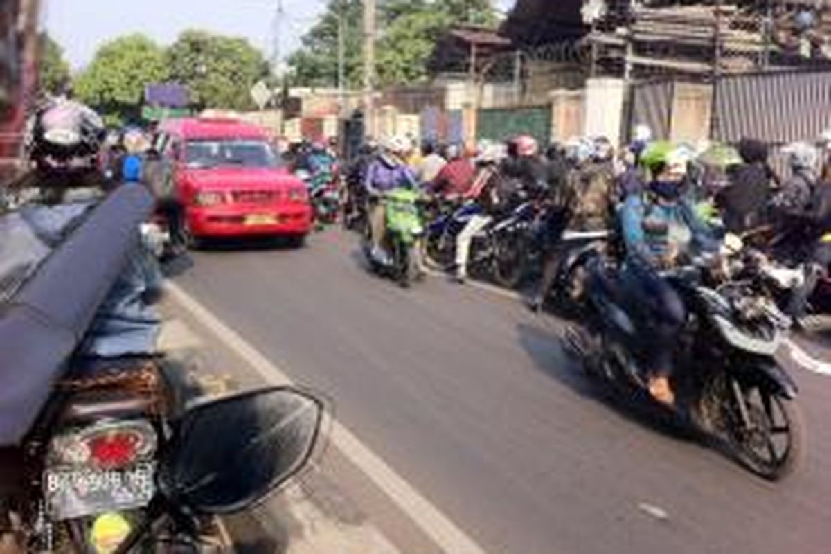 Pengendara motor melawan arus di Jalan TB Simatupang