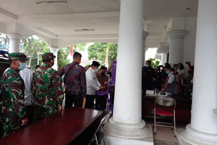 Gubernur Banten Wahidin Halim membuka rangkaian vaksin Covid-19 di Pendopo Kabupaten Tangerang, Kamis (14/1/2021). Pada tahap pertama 14 pejabat Banten akan divaksin.