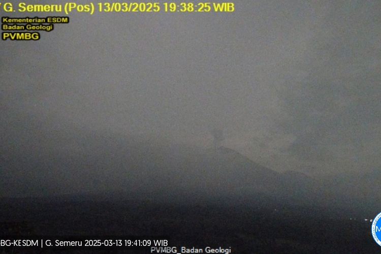 Visual erupsi Gunung Semeru dengan letusan setinggi 500 meter, Kamis (13/3/2025).