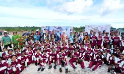 Ketua Umum TP PKK Salurkan Bantuan bagi Siswa dan Guru di Sekolah Rakyat Biak Numfor