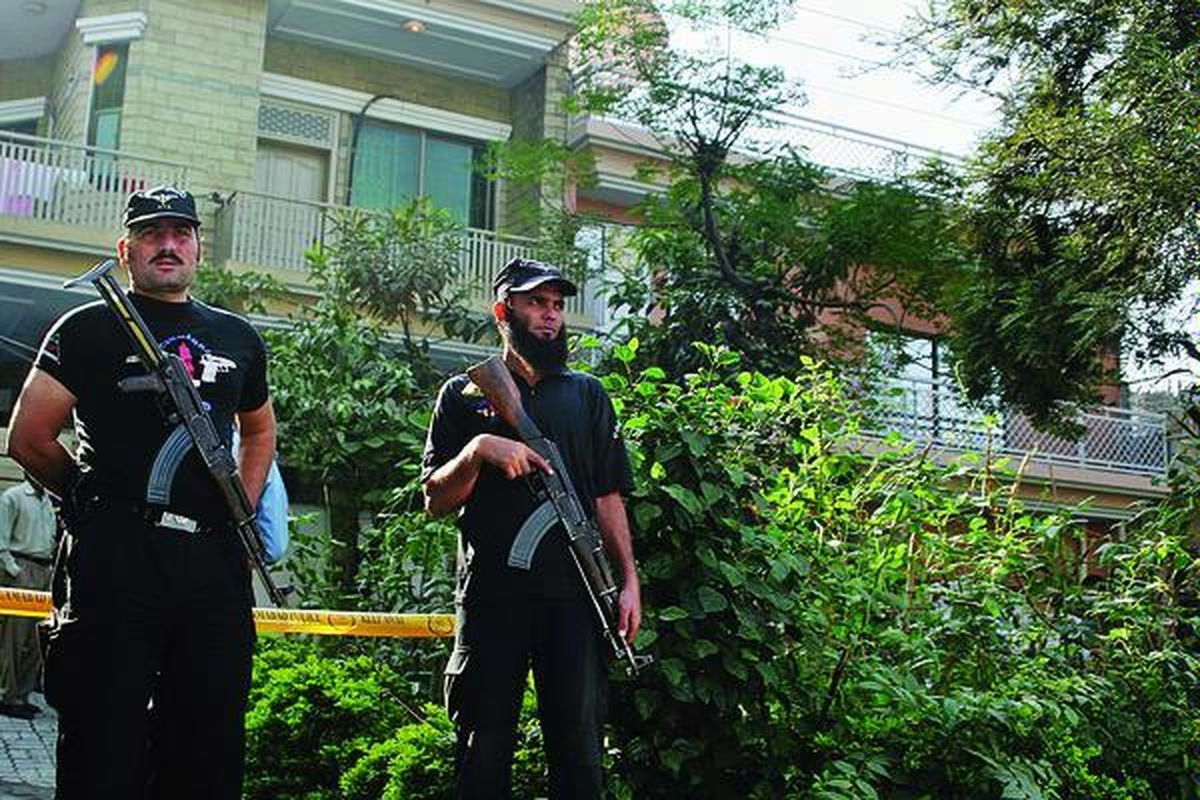 Anggota komando polisi Pakistan bersiaga di luar rumah seorang perwira militer, setelah terjadi serangan di Islamabad, Selasa (27/10). Dua pengendara motor bersenjata hari itu menembaki mobil yang ditumpangi seorang perwira tinggi di Pakistan, sang perwira selamat. Dalam serangan lain pekan lalu, seorang perwira militer tewas diserang pengendara motor bersenjata.