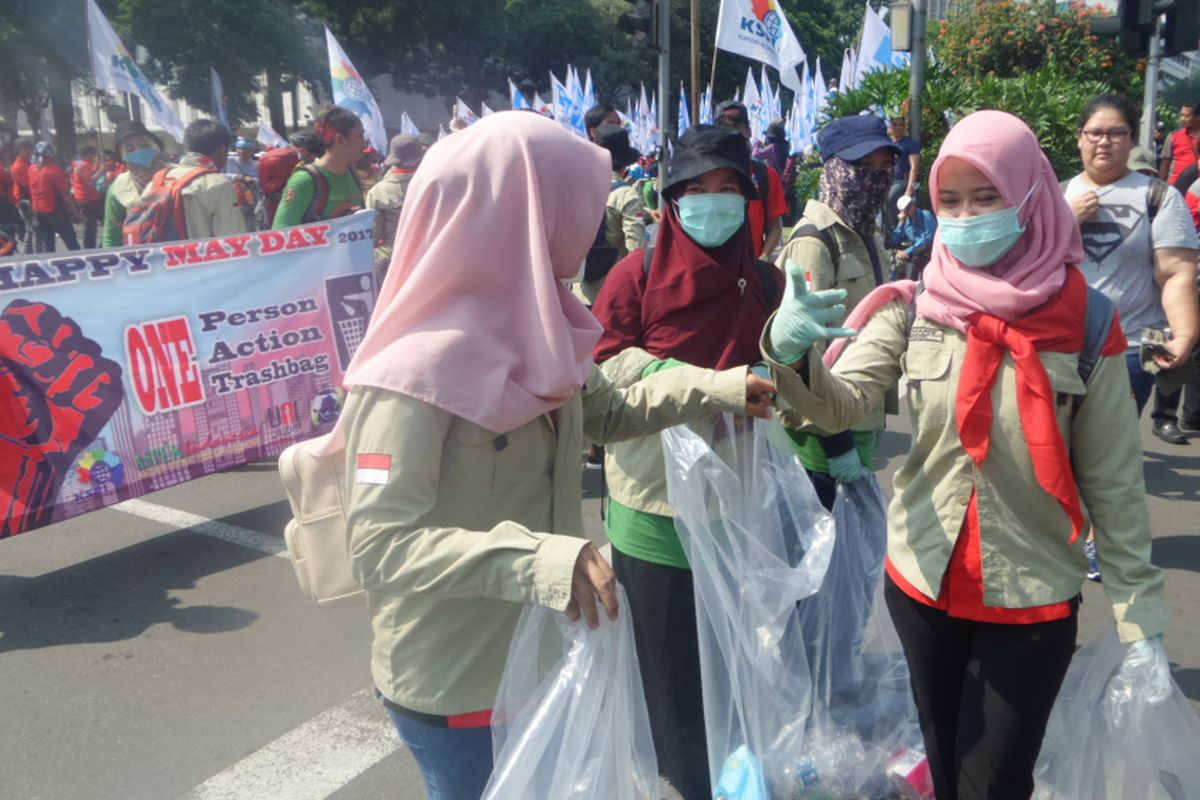 Aksi pungut sampah oleh salah satu serikat buruh saat memperingati hari buruh atau yang juga disebut May Day, Senin (1/5/2017)