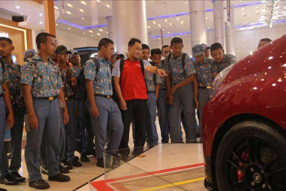 Salah satu program GIIAS Surabaya yang diadakan pada 2-4 April 2019 adalah Student Day di mana seluruh pelajar SMK, SMA dan universitas diundang mengunjungi pameran GIIAS untuk mengenal berbagai perkembangan industri otomotif.