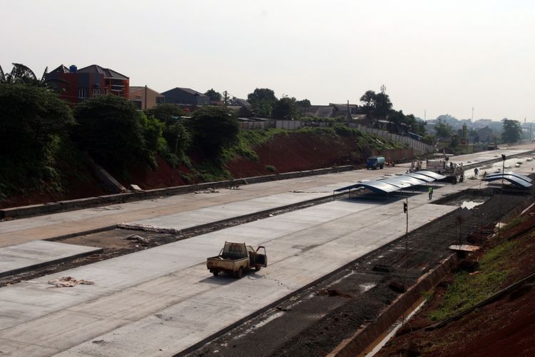 Proyek pembangunan Tol Cijago II, di Jalan Juanda, Kota Depok, Jawa Barat, Sabtu (24/02/2018). Proyek tersebut menghubungkan Tol Jagorawi menuju Cinere. Tol Cijago sudah beroperasi dari Tol Jagorawi sampai Simpang Juanda Depok, dan dilanjutkan pemangunannya dari Simpang Juanda hingga Jalan Margonda Raya Depok.