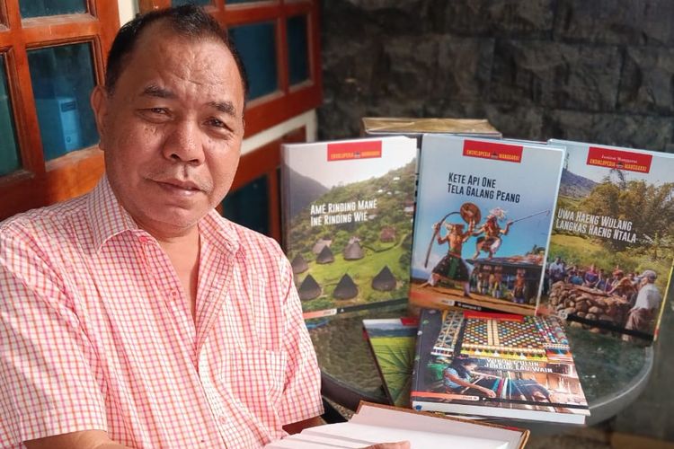 Save Dagun (65) penulis buku kamus bahasa dan ensiklopedia Manggarai, NTT dengan karyanya, Kamis, (16/5/2024). (KOMPAS.com/MArkus MAKUR)